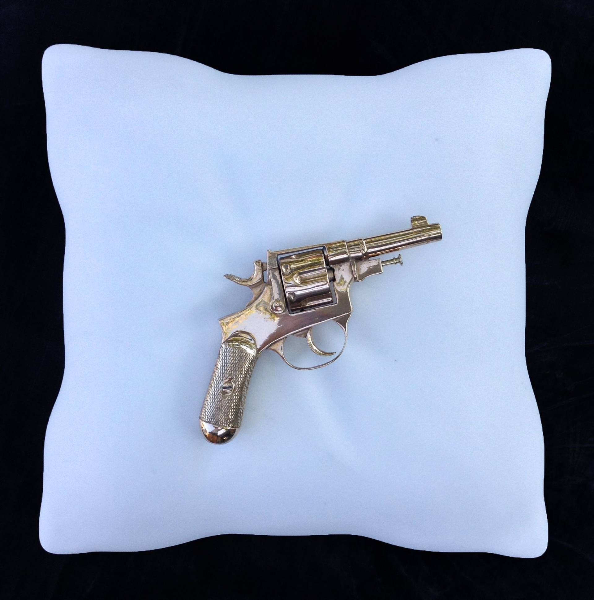 Juliette has a gun sculpture by Marina Stoponja